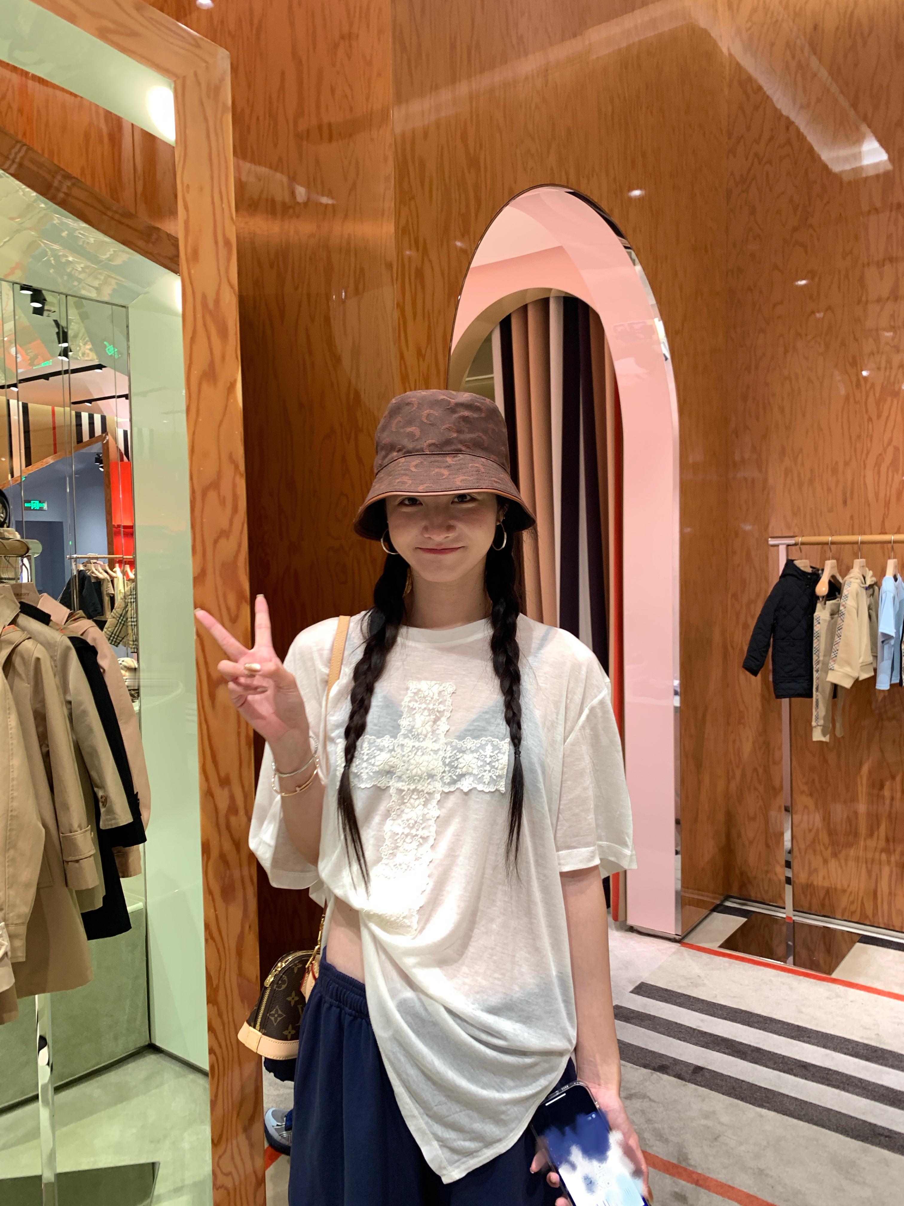 终于这几天穿上自己的衣服了 ​​​