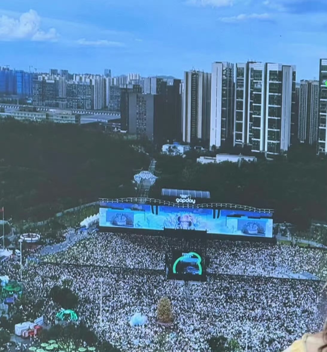 知道为什么我闺蜜进去就失联了谁家音乐节密集成这样鹿晗这号召力恐怖如斯鹿晗gapd