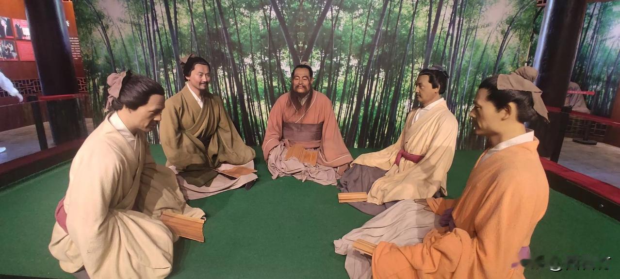 这才是孔子的真实相貌，典型的朴实山东大汉形象。
凡是才华横溢的学者，一般相貌都比