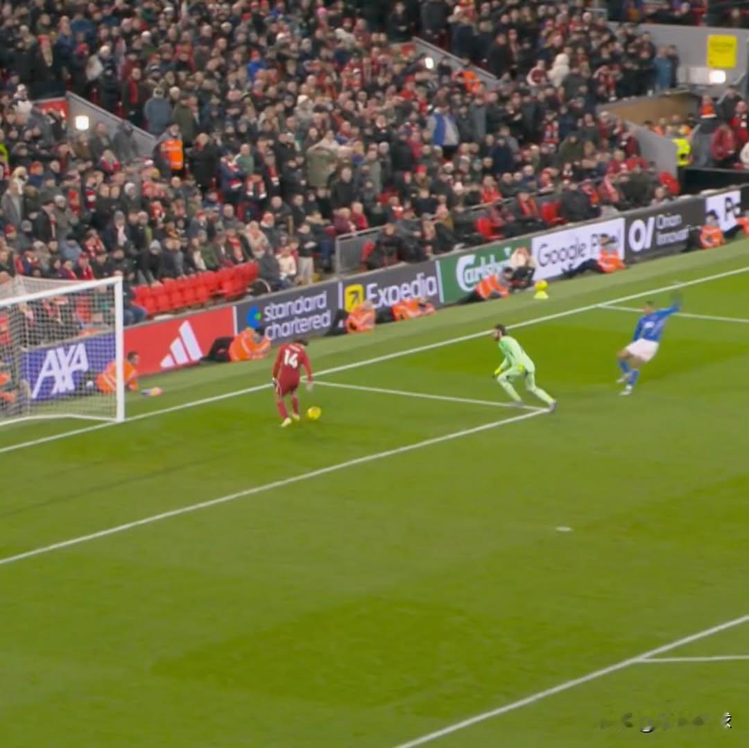 斯洛特本轮过后如果还没有下课，那就该回去给基耶萨磕一个。
在安菲尔德，利物浦艰难