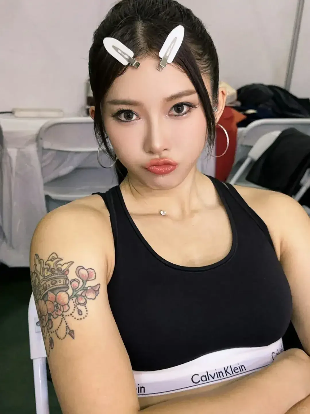 马甲线撩人，吴燕妮凭啥成焦点？这位女神级人物，简约装扮难掩时尚锋芒，黑...