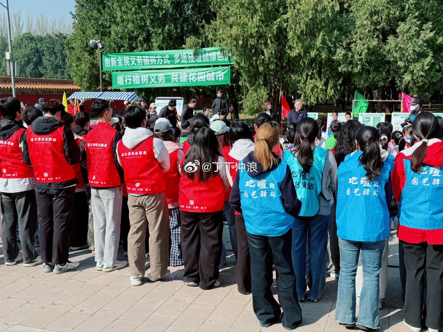 走进地坛公园，有小学生在这里举办活动，有大妈跳舞，有大爷踢毽子，也有女生和明星认