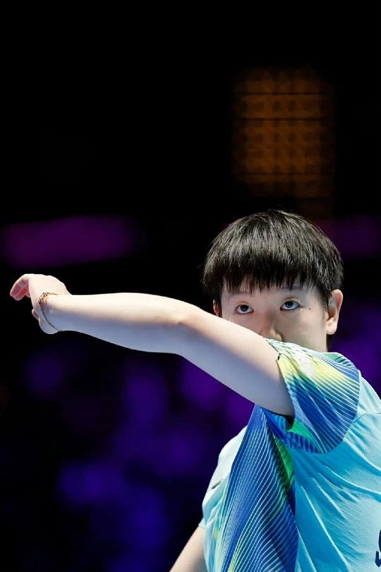 孙颖莎萌萌奔向训练馆赛场上是气场全开的小魔王，私下里蹦蹦跳跳奔向训练馆的样子也太