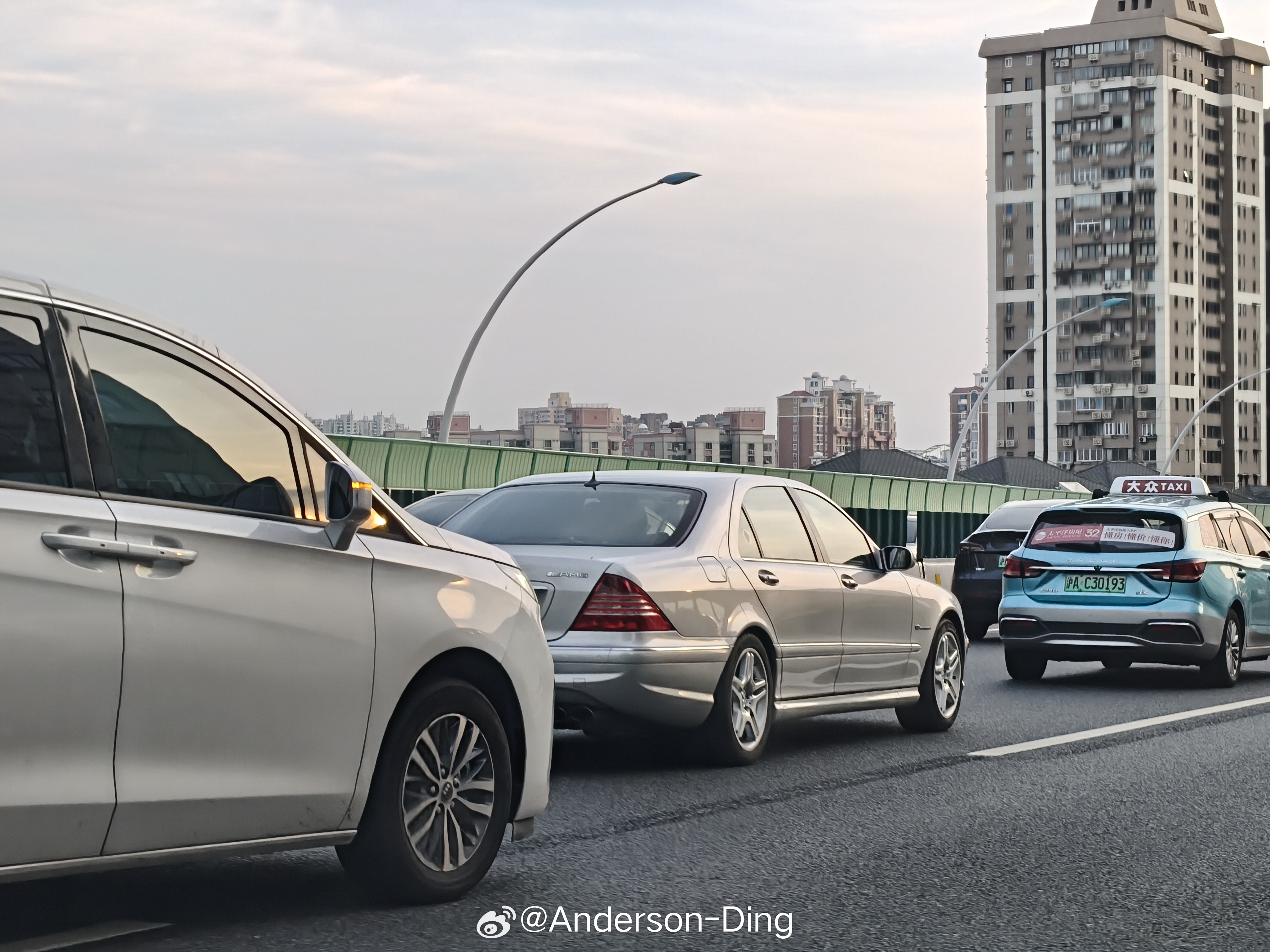 稀有车实拍 近期在上海出镜率很高的一辆后期型W220 S 55 AMG5.4升V