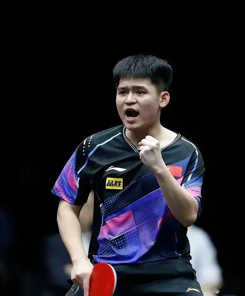 林诗栋3-2战胜14岁小将法拉吉，7个没想到。1，没想到：比赛伊始小石头连丢两局