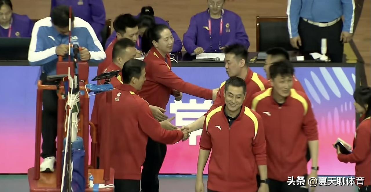 全华班的江苏女排，打完全运会后退役那么多老队员，主力接应龚翔宇还去了美国打联赛，