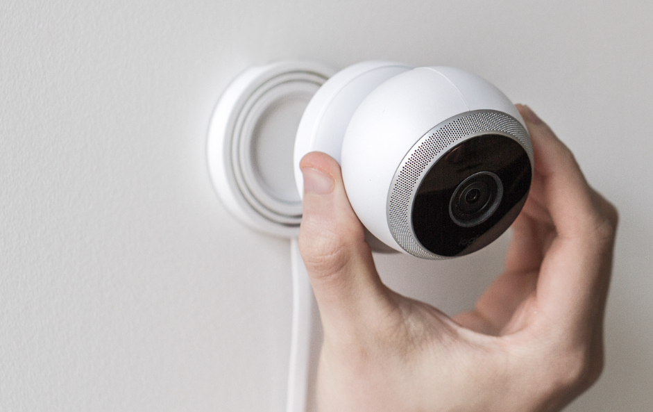 家用摄像头是保安还是间谍 像家里有老人孩子，或者是自己养宠物的。一般都会在家里安