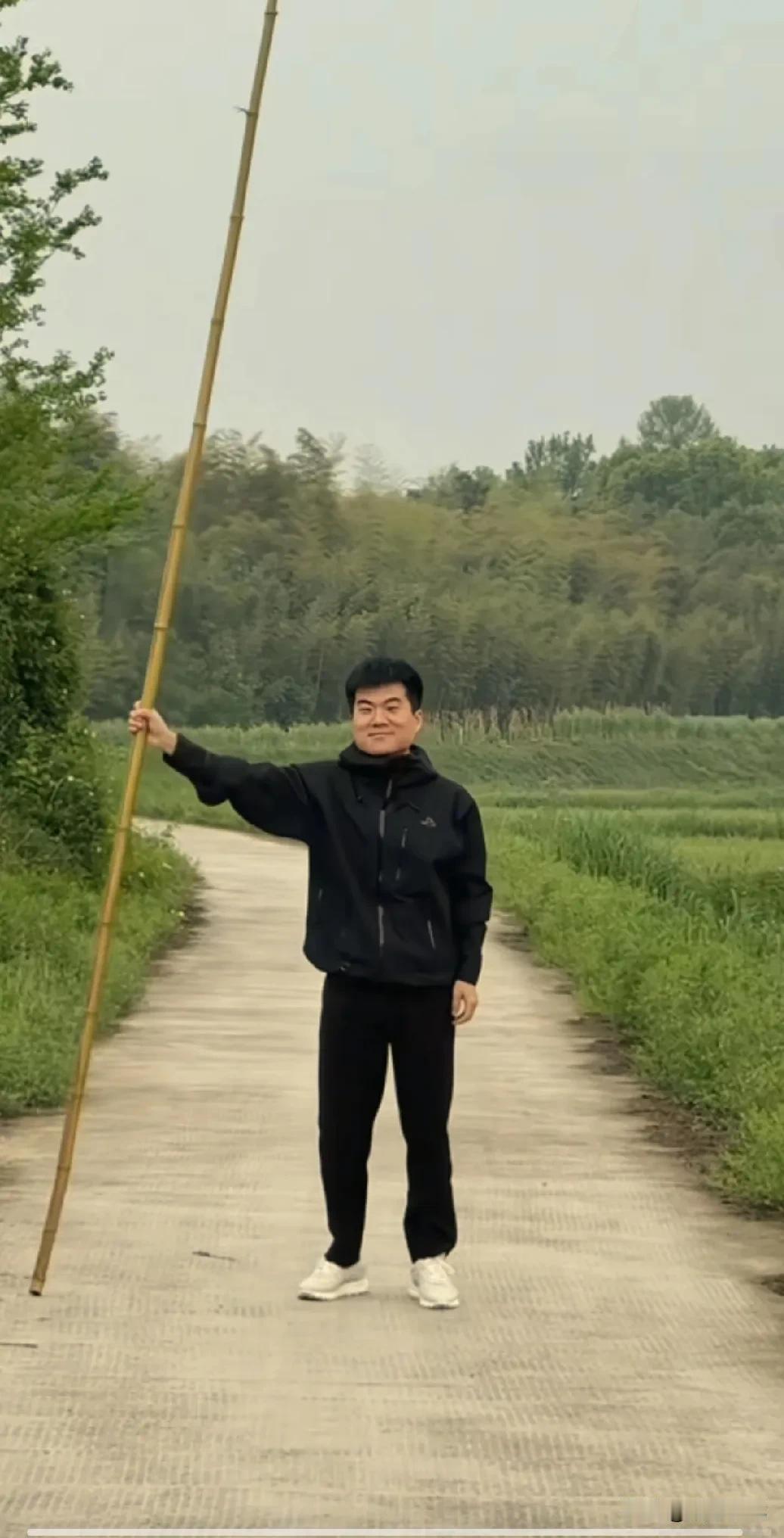 你看！董宇辉老师千里迢迢从莫干山带回北京的棍这不就开始发挥作用了吗？

众所周知