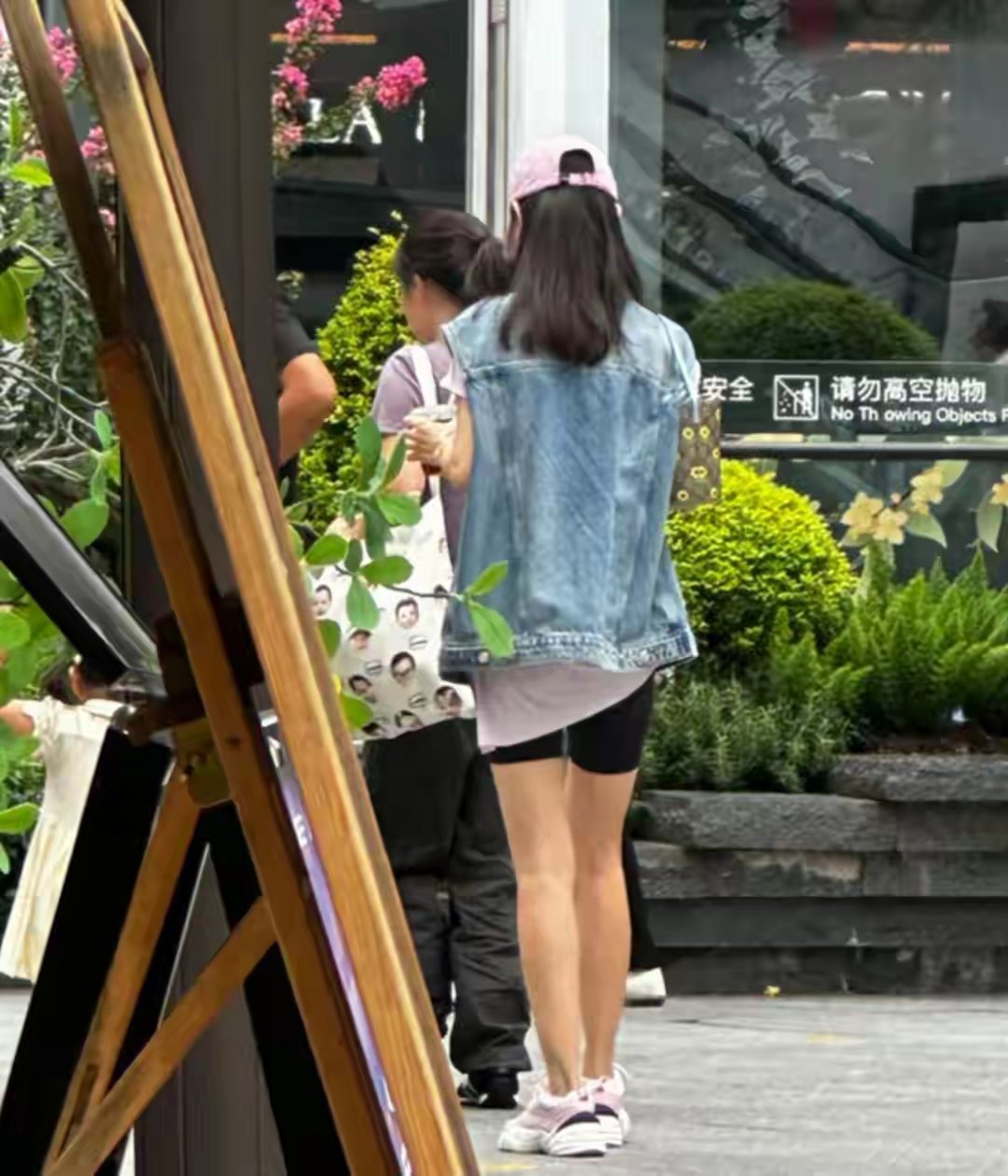 任重一家分开过中秋，孙骁骁带女儿逛街保姆随行，孕期超爱喝咖啡 ​​​