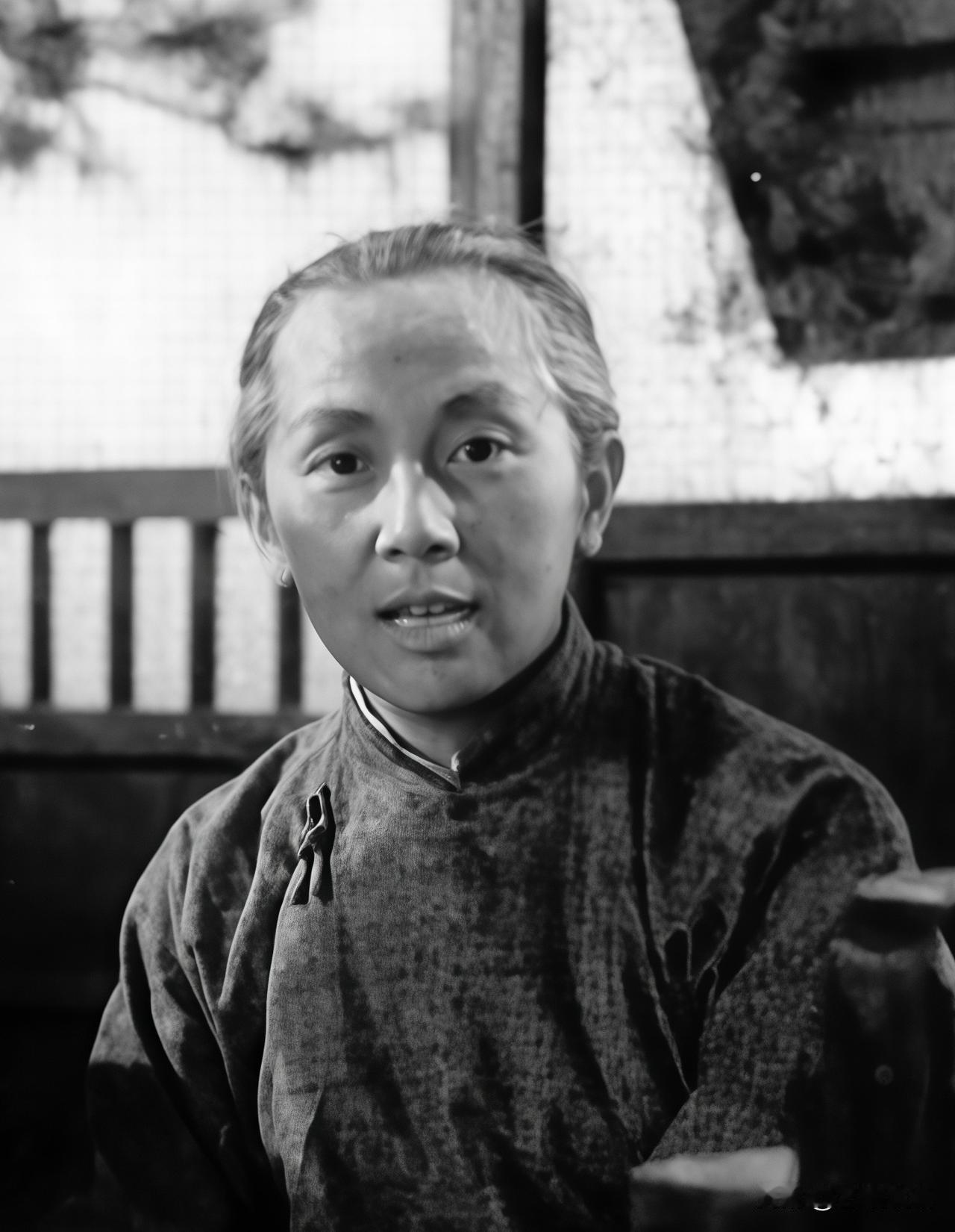 这两个银幕人物形象，一个是农村老大娘，一个是医院医生。你相信这两个角色是同一个演