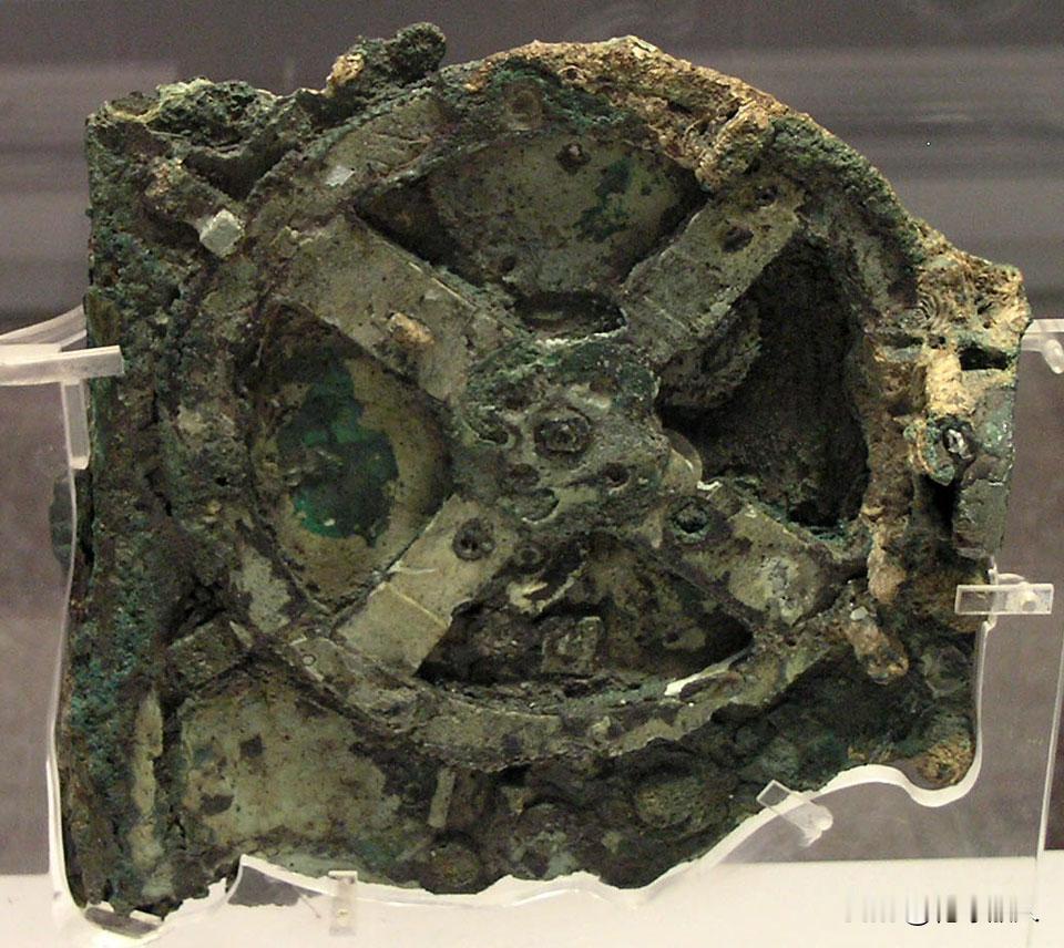 1900年，探险队在安提基瑟拉岛的水下探寻中，意外发现了一艘千年沉没的古船。但更