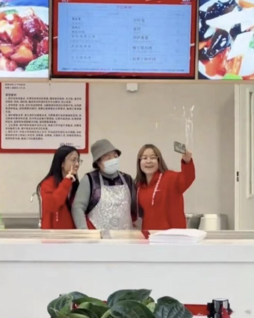 刘强东父母现身京东食堂做饭本已到了享福的年纪，也有这个条件，但大部分的父母都是闲