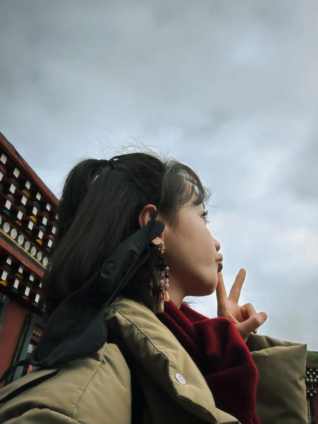 杨蓉在四川旅行，冷到穿羽绒服了，四川有些地方，夏天也很冷。 