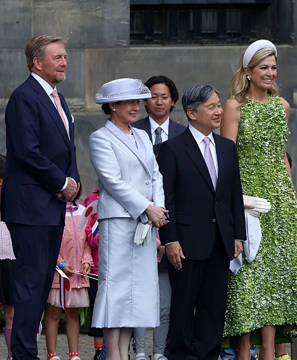 日本天皇在荷兰致歉，矢口不提对亚洲造成的灾难，字字句句体现对白人国家敬畏！ 