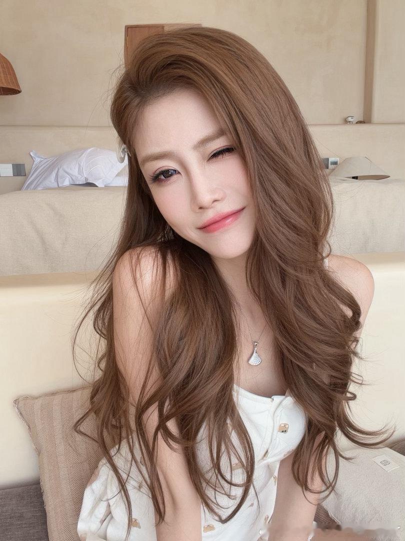 把微博当文件夹了 多发照片在微博 有时候无聊的时候翻 微博记录比我朋友圈都全 而