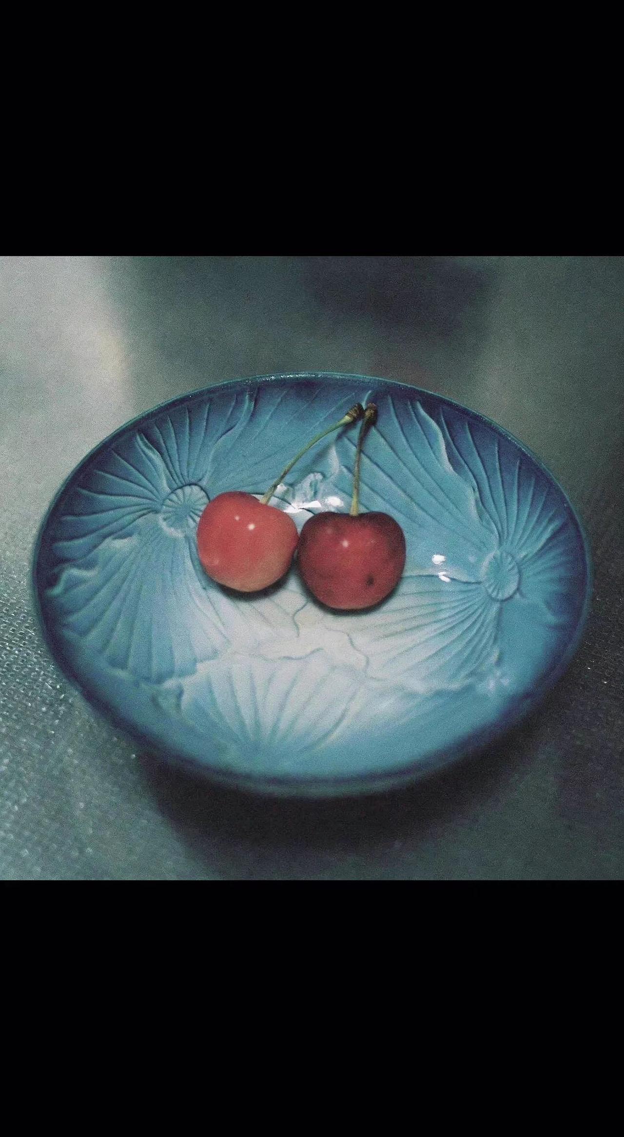 🍒瓷碗盛着两颗心❤️，纹路是时光的掌纹。日子不必太满，留白处自有清甜～