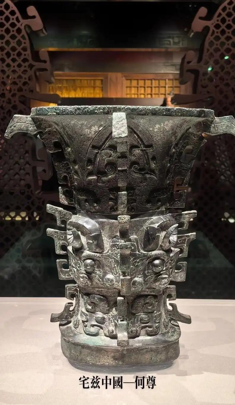 指尖一触，骤然变色；1975年，西周铜尊赴日展览前，马承源伸手探入内部，神色大变