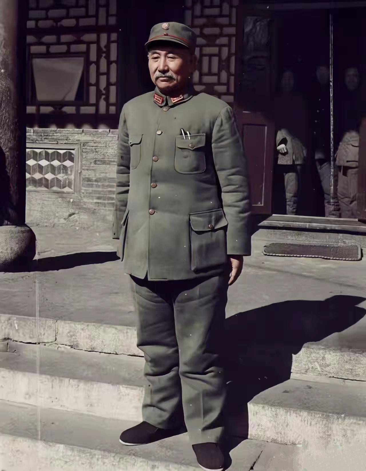 这是1944年，时年61岁的阎锡山在晋绥军核心根据地——山西临汾克难坡，这是美国