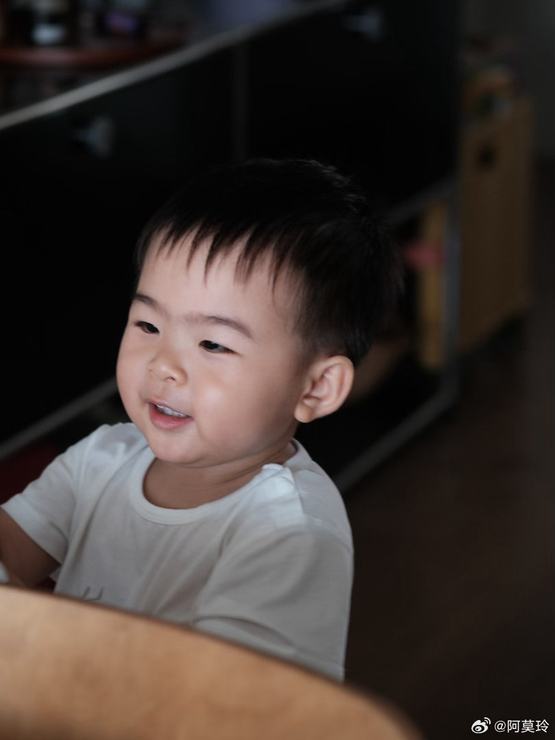 小厨师又来做饭了，踮着脚都能摸到烤箱了人类幼崽长得太快了！ 