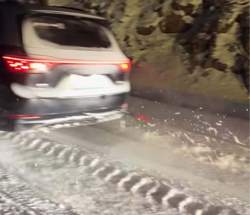 M9雪地脱困模式的真正用法……帮拖车脱困是吧问界m9