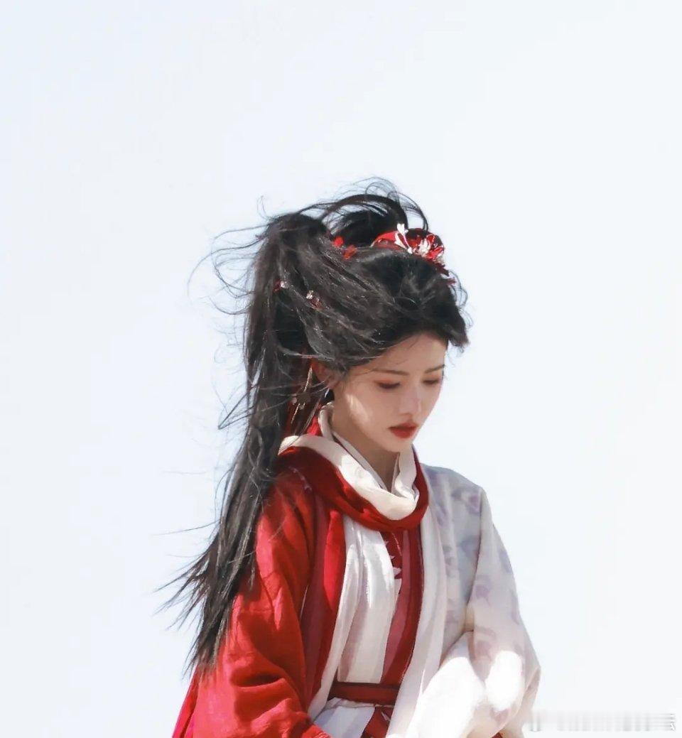 有点错位了，我还以为孙珍妮的头发在走乞丐风 