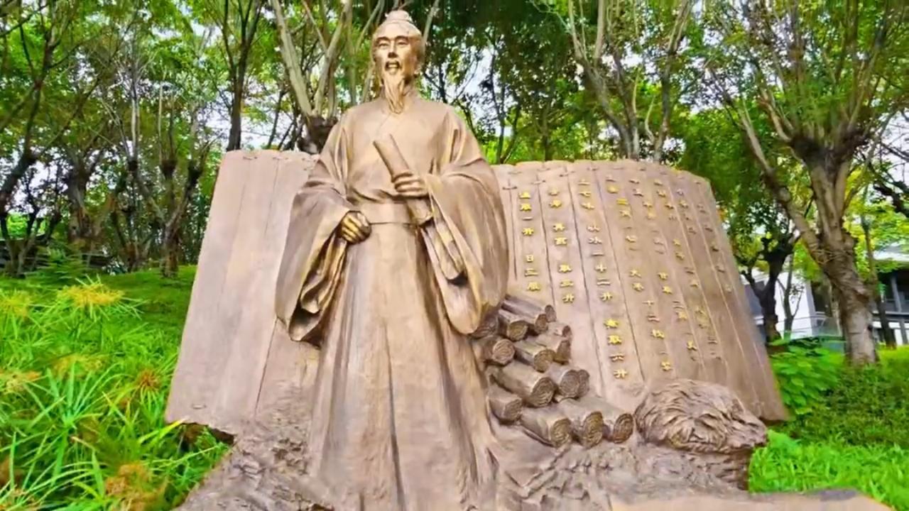 150-219 年），名机，字仲景，东汉南阳涅阳县（今河南邓州 / 南阳）人，被