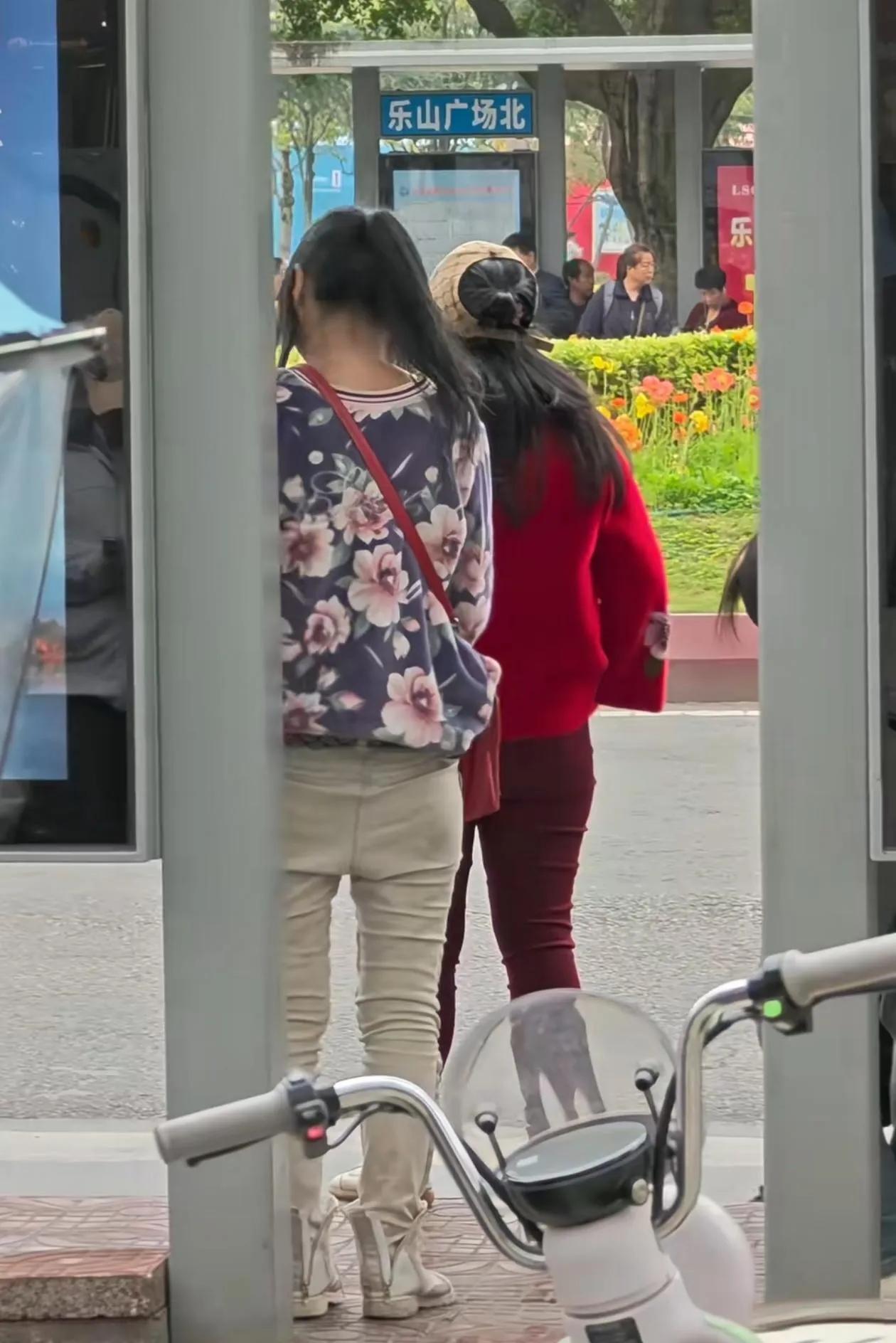 公交车站看到的，本来想过去搭讪一下，转过头吓我一跳！