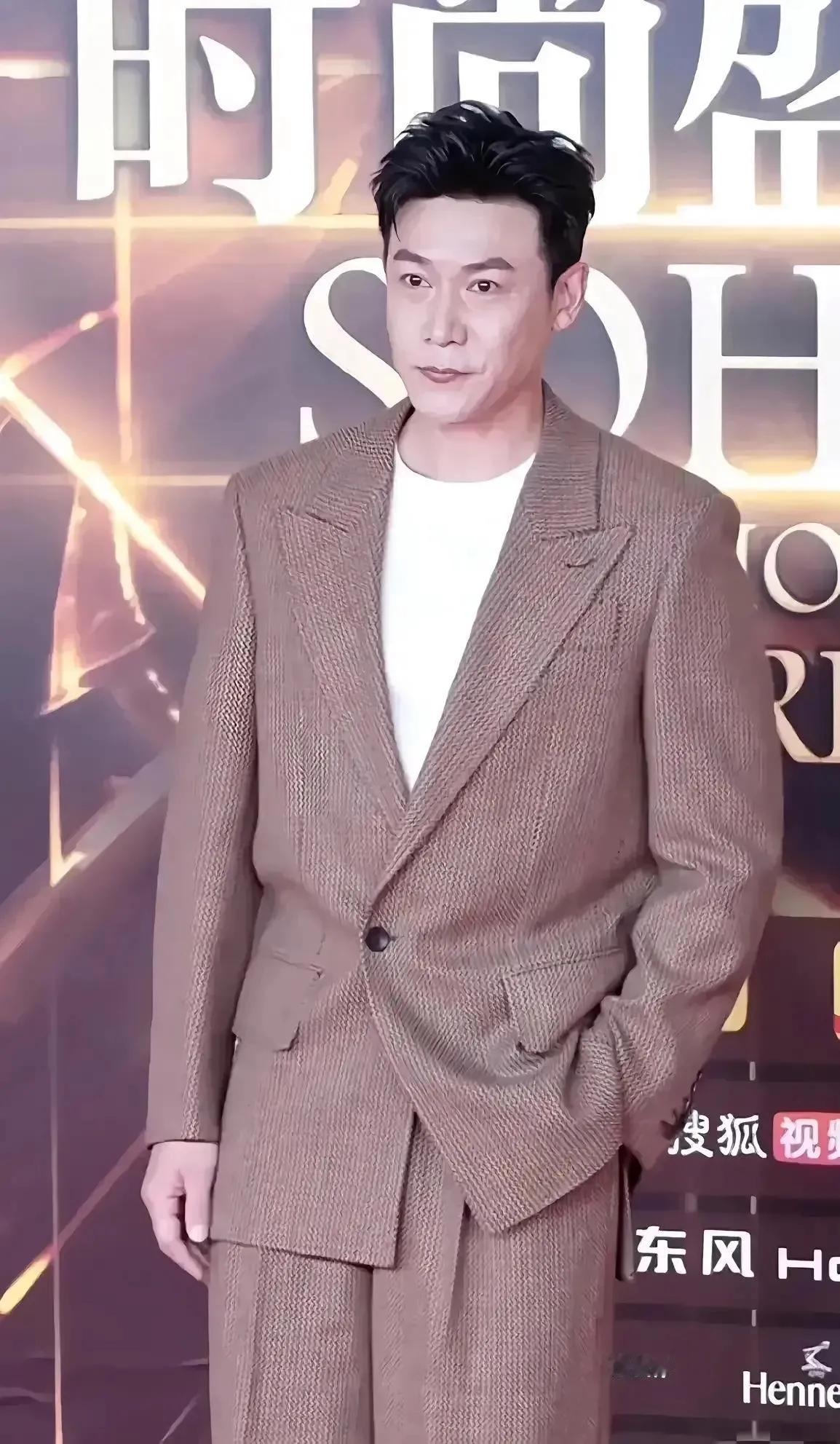 陆毅难道也动脸了？怎么有些像毛宁？
其实明星上了岁数医美微整一丢丢也是可以理解的