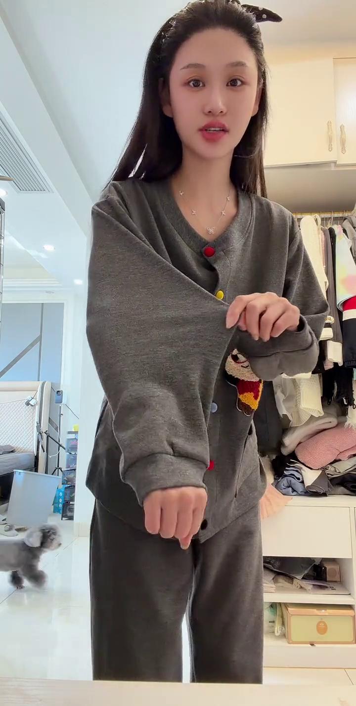 刚卖个发箍完了都要睡衣，那你超不超人？睡衣。姐妹们，特别好穿。它里面是什么？带一