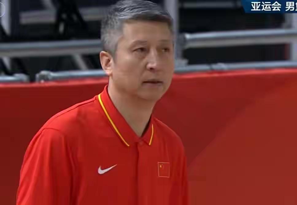 我的天，这比分看得人热血沸腾！105比61，整整44分的差距，中国男篮在爱知亚运