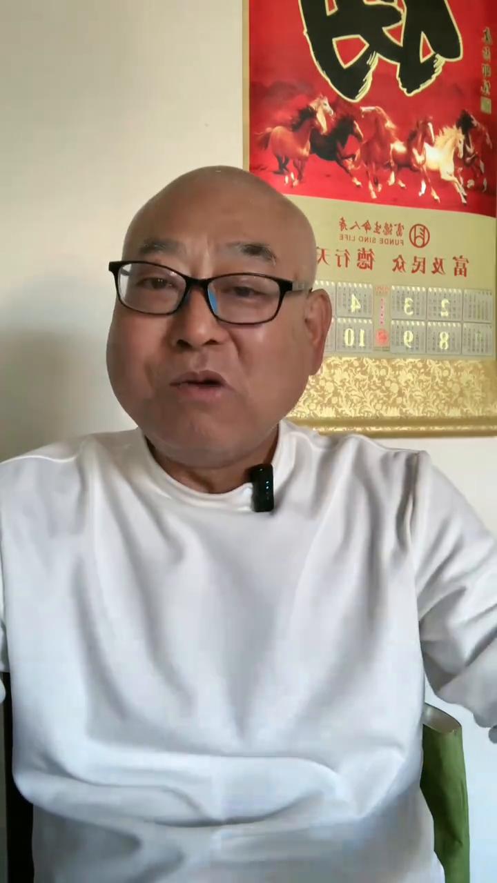 蚊子闯入演唱会，徐子尧的反应绝了。
你敢相信就在昨晚岳阳演唱会现场，一只蚊子突然