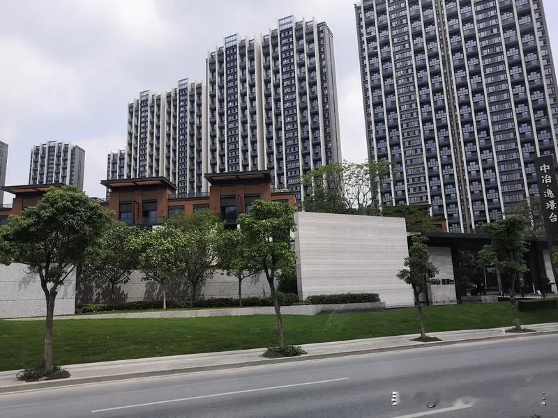 半岛城邦三期，月初到现在至少成交了3套，其中一套195平低楼层，以3400万成交