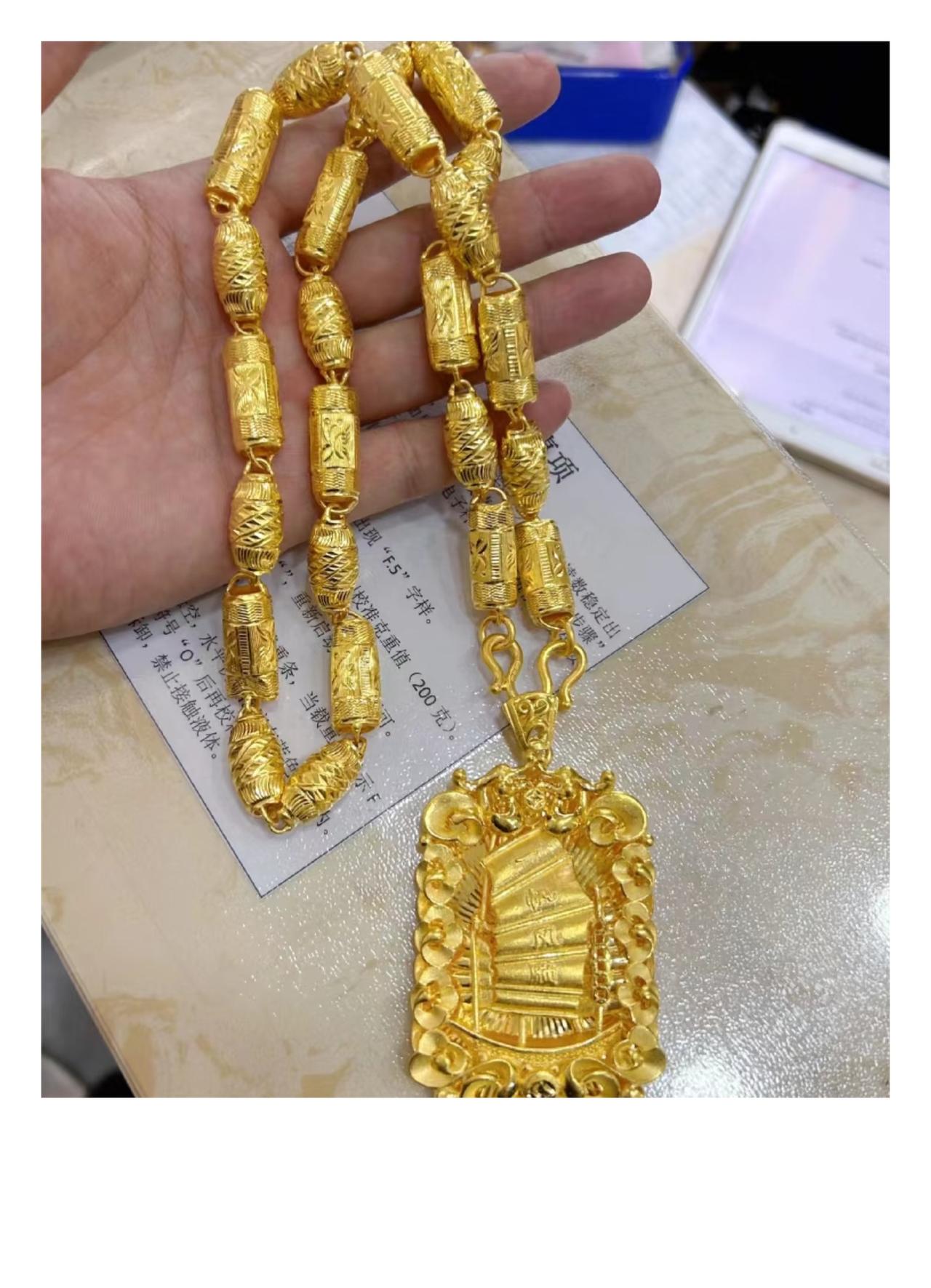 220克金链卖了22万？
这笔买卖到底亏了还是赚了！
肠子都悔青了！
四婶三年前