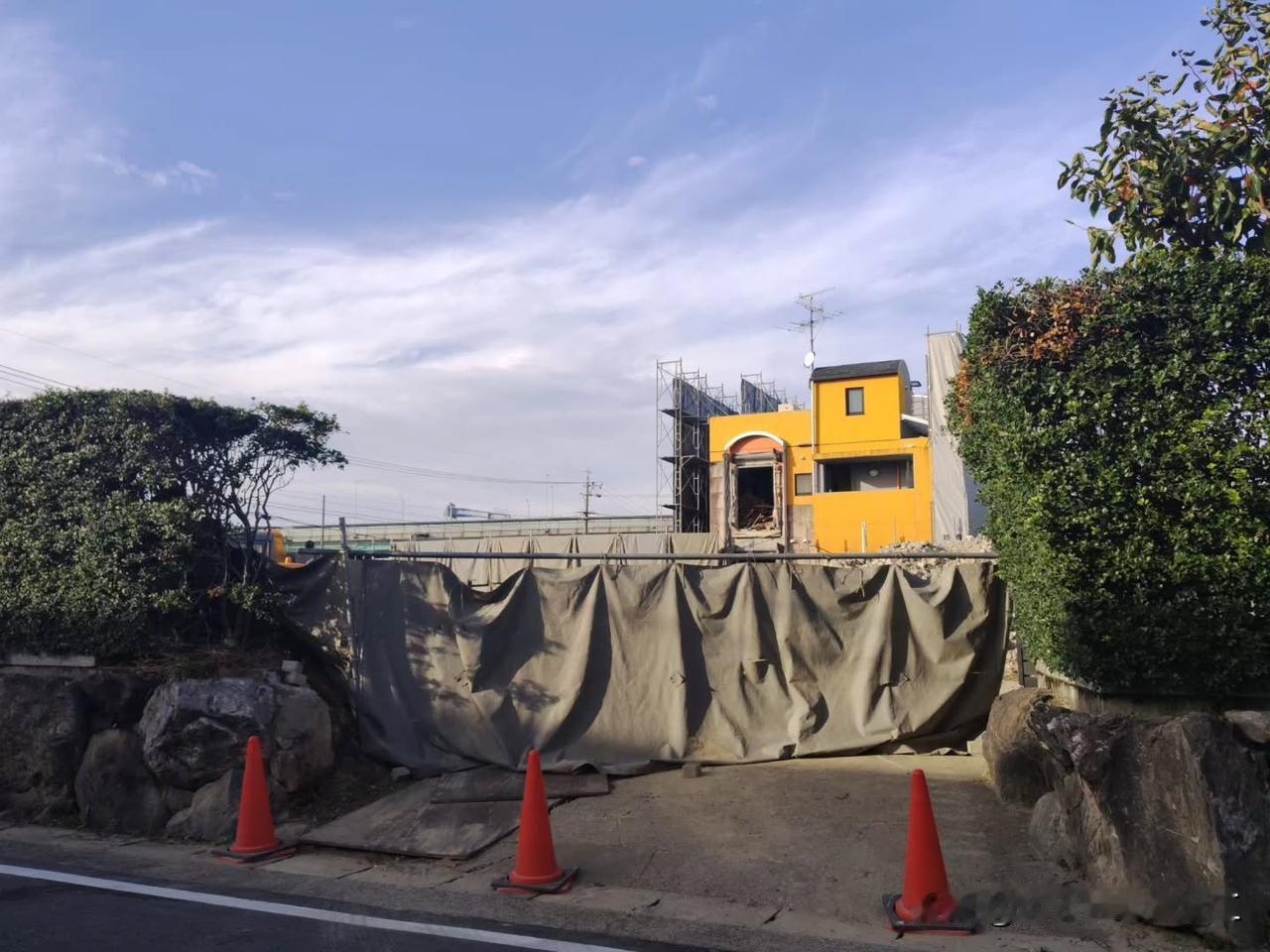 日本爱知县清须市，鸟山明的家和 Bird Studio 工作室正在被拆除。

B
