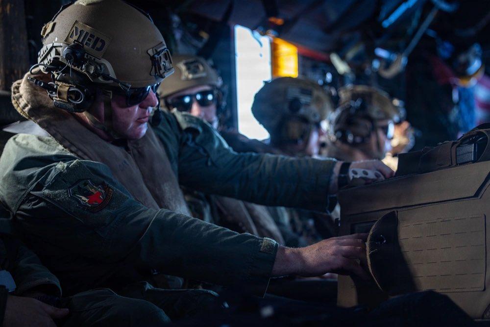 隶属于硫磺岛两栖戒备群的圣安东尼奥级两栖船坞运输舰“圣安东尼奥”号（LPD-17