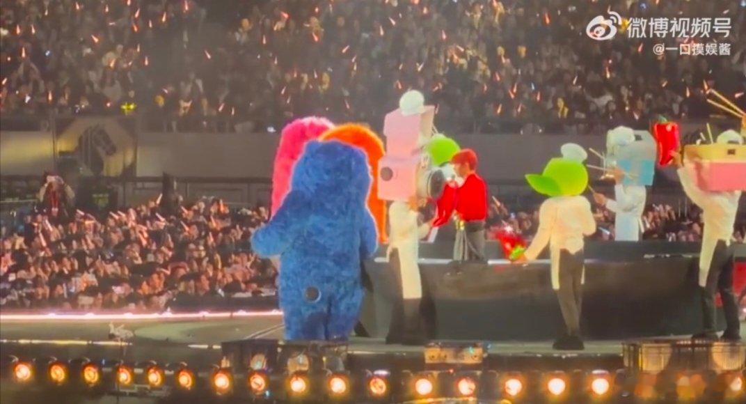 李荣浩定做直径五米火锅被说神经病 论入乡随俗的天花板，还得是李荣浩！五米巨型火锅