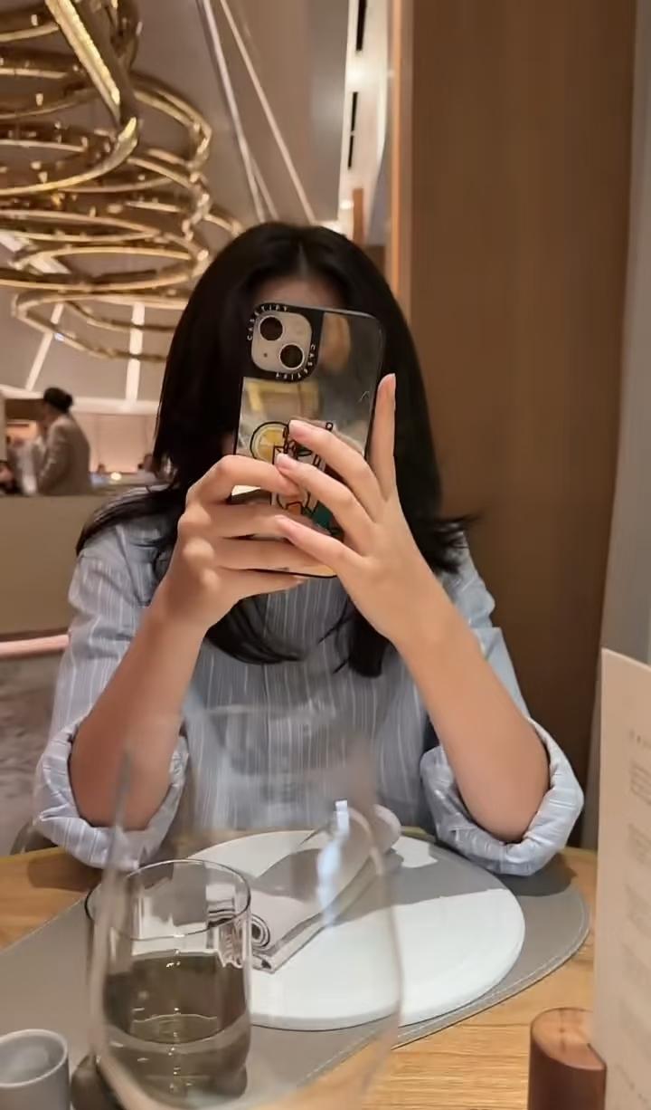 爸爸是富二代，妈妈是大明星，就因为父母离婚，大明星妈妈为了一个老男人名声尽毁，甚