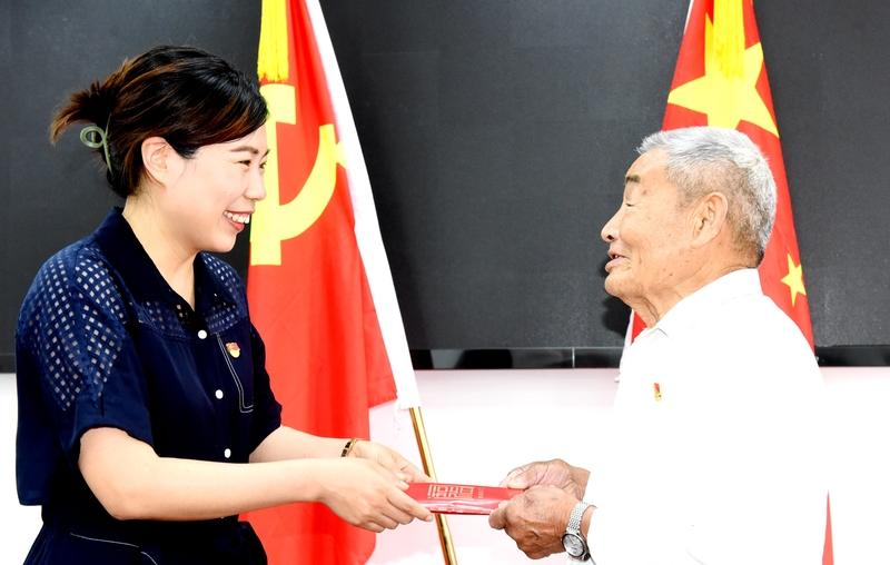 年前，社区要求全体党员将每月的工资证明提交给社区，称要重新核算党费。只是不清楚执