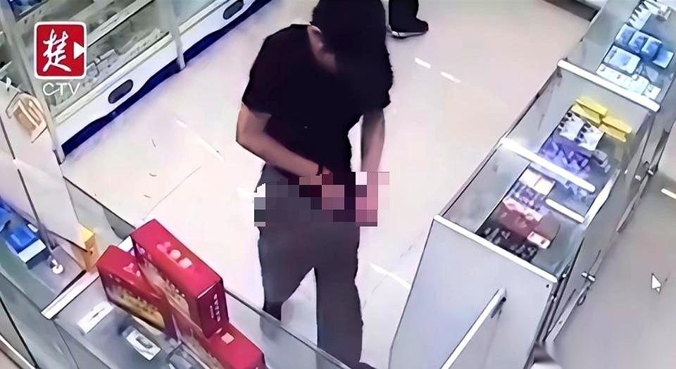 湖北一个工人，叫刘哥。他从一家新开的药店，花140块买了一盒蓝色小药丸。
吃了，