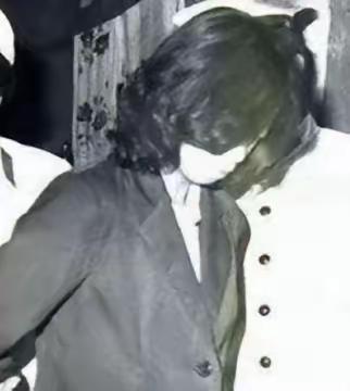 1983年，年仅23岁的“女流氓”翟曼霞被带到了刑场，而当法警举起步枪准备开枪之