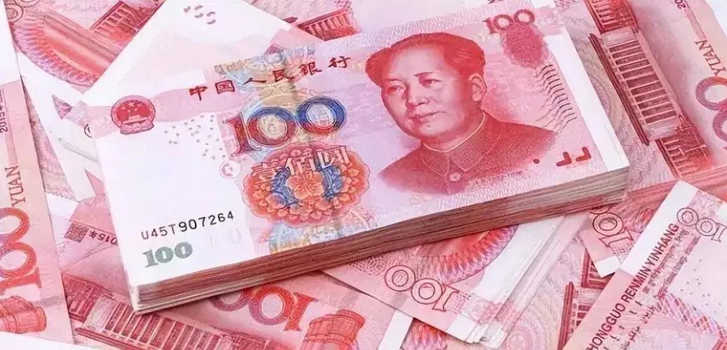 凌晨三点的急诊室，李梅攥着皱巴巴的缴费单，手止不住地发抖。女儿急性阑尾炎需要立刻