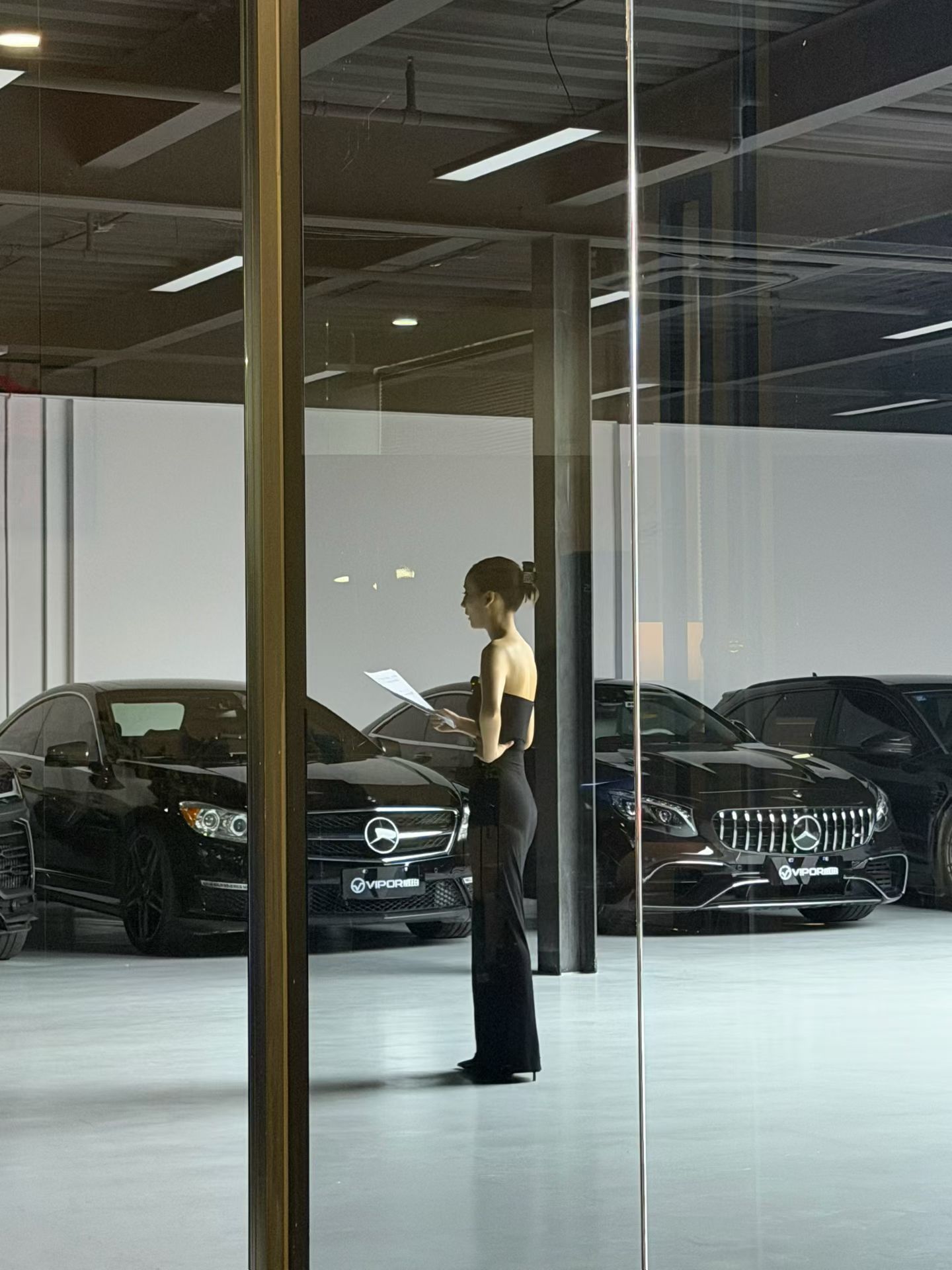 我提供这么贵的车，她还不感兴趣拍，于是我花钱请她拍，这是我第一次花钱请人拍车，主