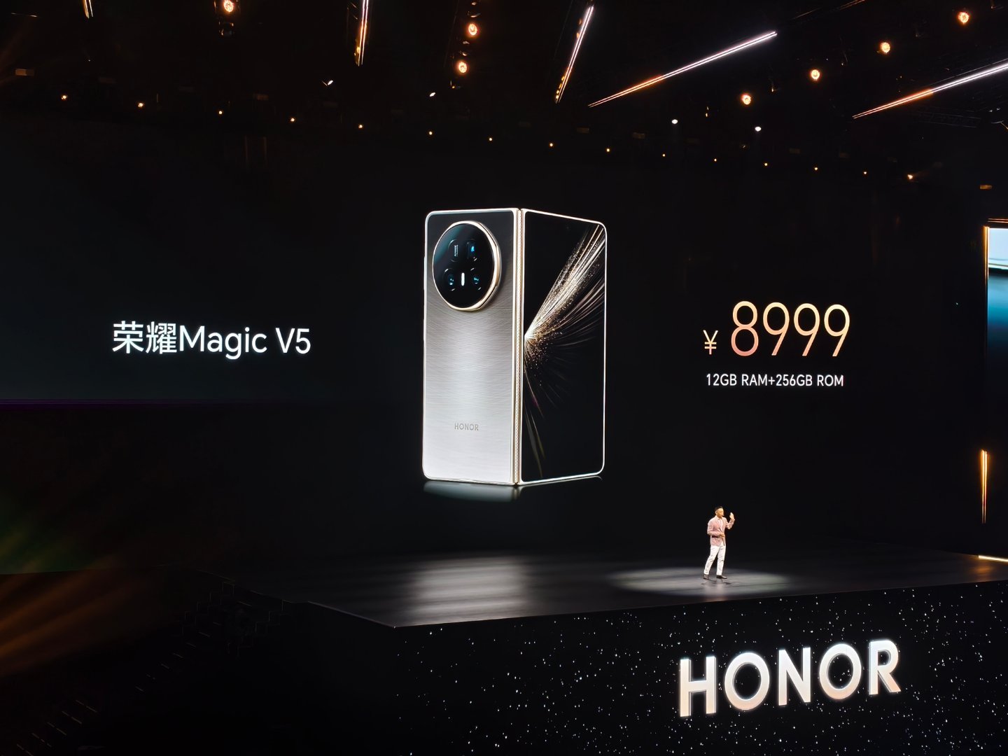 荣耀magic V5256G价格是8999元，512G和1T版本的价格分别是，9
