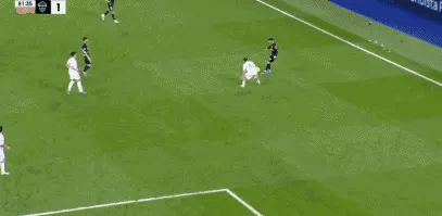 提前预订普斯卡什奖？
居莱尔在后场断球，带球，抬头观察，起脚吊射，整套动作一气呵