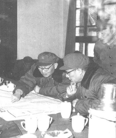 1979年2月刘志坚（中）任昆明军区政委时在对越自卫反击作战指挥部同军区首长研究