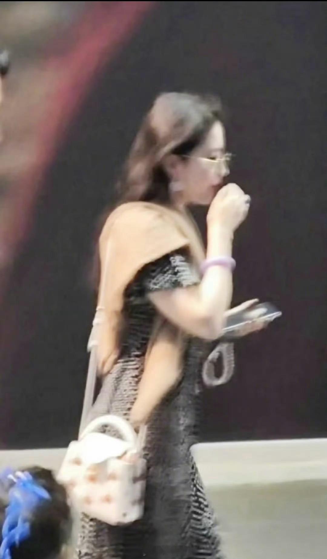 今天的志愿是朱珠女儿[淡淡的]我也想和刘亦菲逛街[泪]三里屯偶遇刘亦菲与朱珠一家