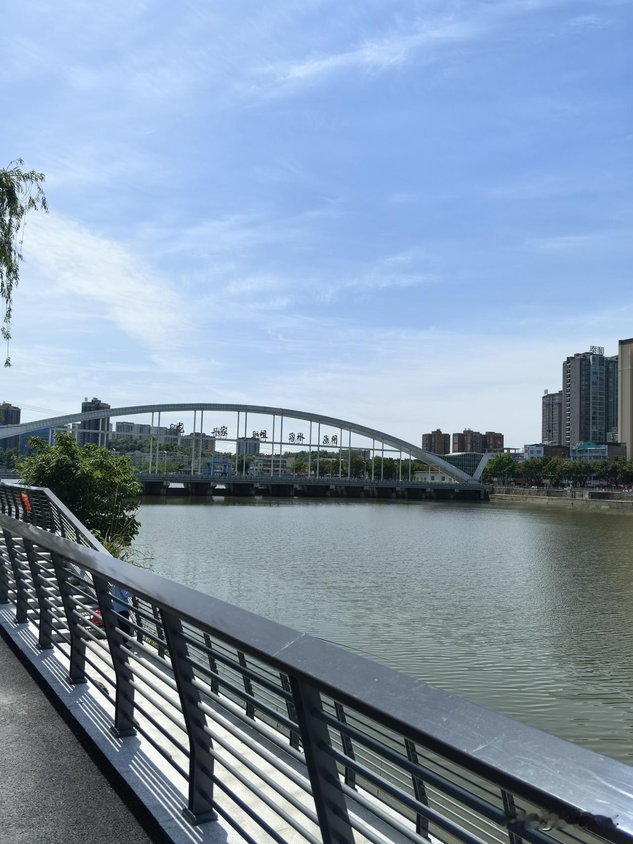 王叉叉说，老旧小区加装电梯的风终于吹到了她住的地方。
王叉叉老家在乡镇上，父母都