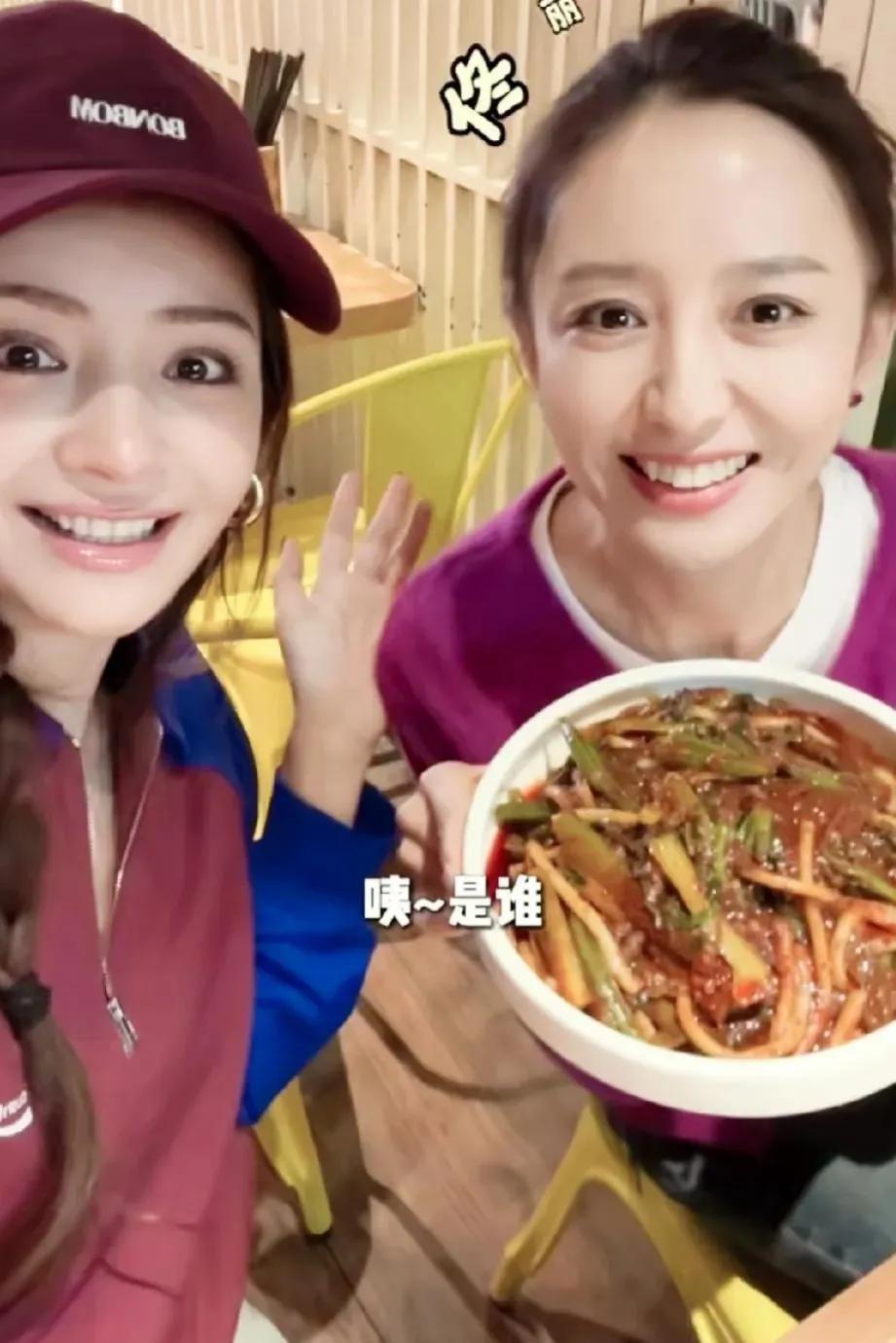 现在就来揭开艺人社交生活背后的秘密！当佟丽娅和麦迪娜携手品尝新疆炒米粉，这背后究