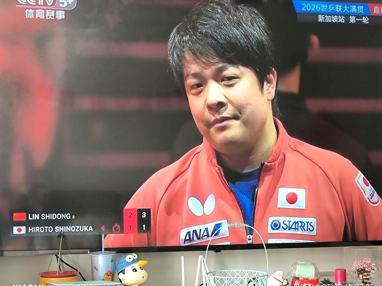 张本智和喊暂停，教练全程就一个动作：点头。一句话不说，就这么盯着他。
 
暂停时