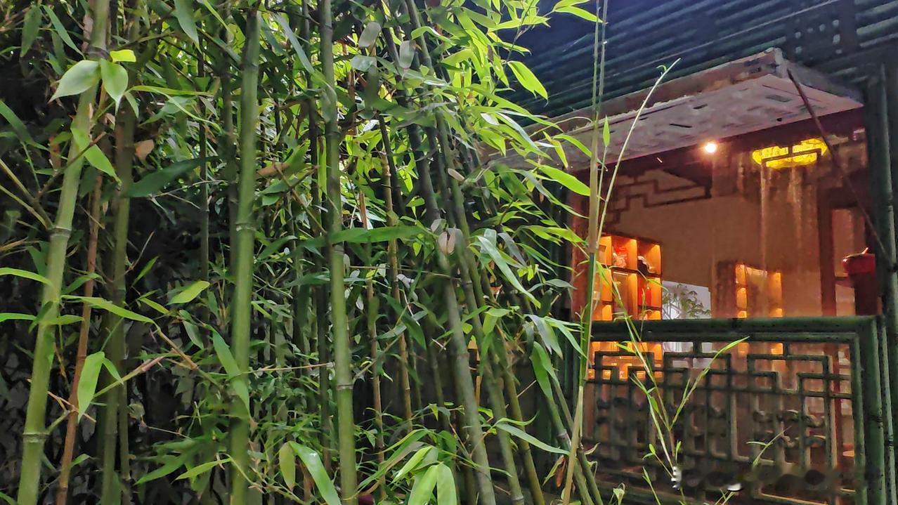 昨日19日凌晨，北京飘起了一场小雨，至早晨6点雨止。气温颇为凉爽，不见炽热的骄阳